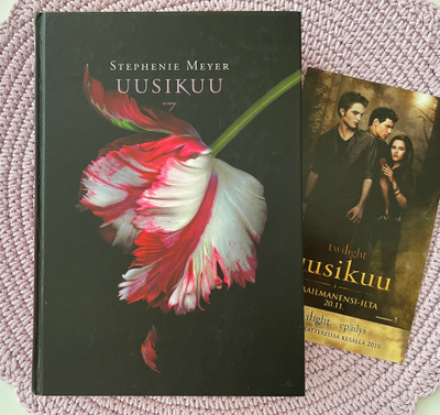 Stephenie Meyer Uusikuu kirja