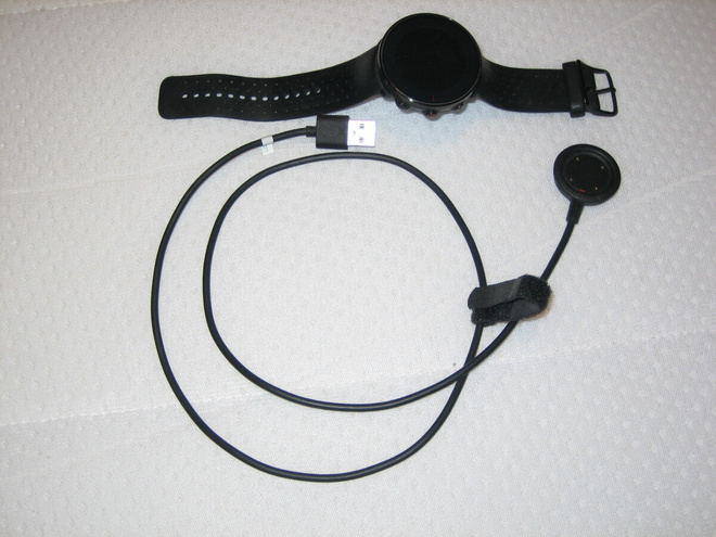 Polar Vantage M ranneke ja USB-johto