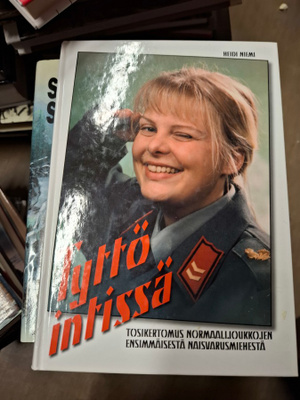 Heidi Niemi Tyttö intissä