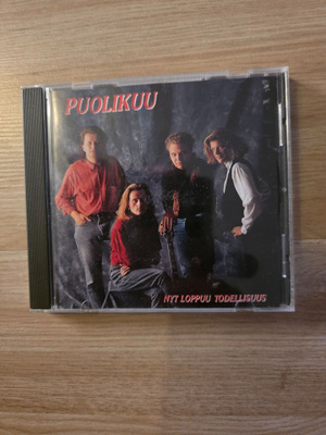 Puolikuu - Nyt loppuu todellisuus