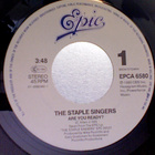 THE STAPLE SINGERS :: ARE YOU READY :: VINYYLI 7" 1985 - pikkukuva 3