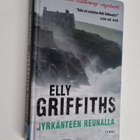 Elly Griffiths : Jyrkänteen reunalla - pikkukuva 1