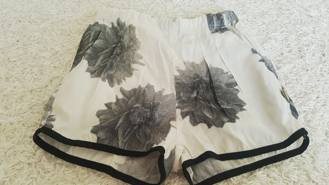 Uusi Pomp de lux shortsit koko 134cm