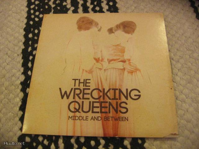 The Wrecking Queens - Middle And Between (cds)