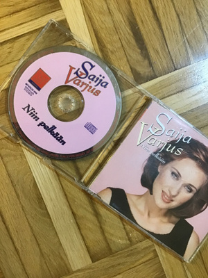 Saija Varjus . Niin pelkään CDS single
