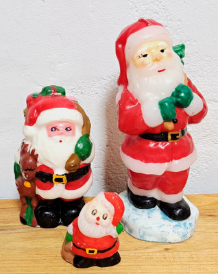 Kolme vanhaa joulupukkikynttilää