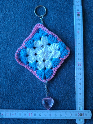 Alina´s Handmade virkattu avaimenperä airpodin suojakoteloon