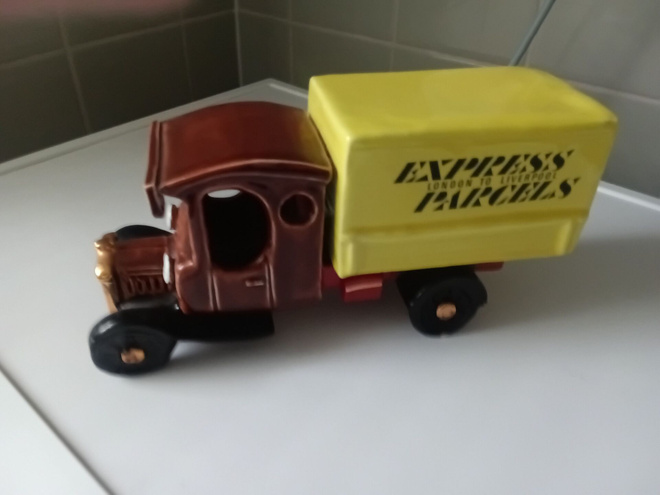 Keraaminen koristeauto