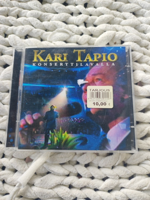 Kari Tapio konserttilavalla tupla