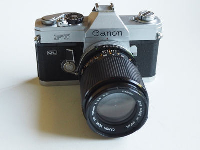 Canon FT QL järjestelmäkamera + Canon FD 135 mm. + ym.