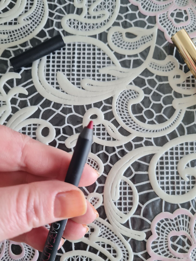 Huda Beauty huultenrajauskynä
