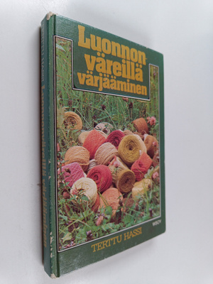 Terttu Hassi : Luonnonväreillä värjääminen