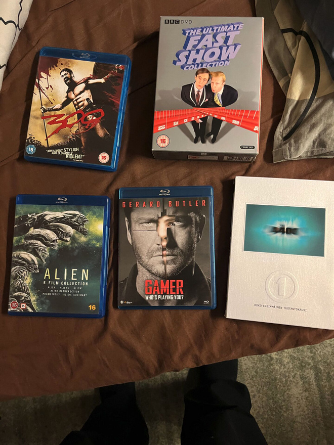 Muutama blu-ray ja pari tv-sarjaa DVD:llä