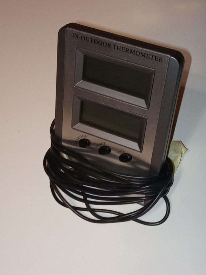 Digitaalinen ulko- ja sisälämpätilamittari