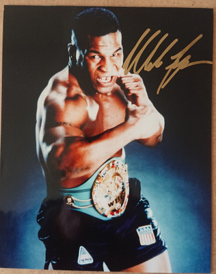 Mike Tyson - nimikirjoitus kuvassa