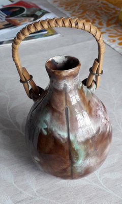 Kupittaan Savi - seinämaljakko - rottinkikahvalla - 1950-60