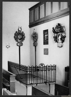 Halikon kirkko (sisäkuva) - hautajaisvaakunoita
