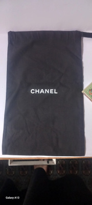Musta Chanel dustbag
