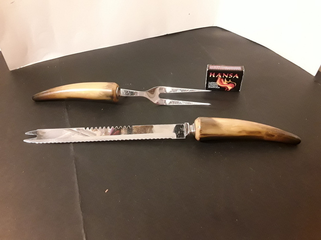 Eläimen sarvesta PAISTINVEITSI JA HAARUKKA .