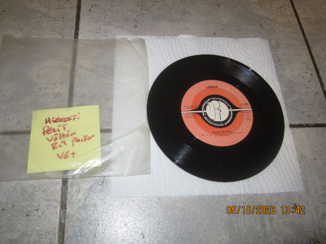 7" vinyyli: Lemon – Nainen tummissa / Pallo jalkaan (1972)