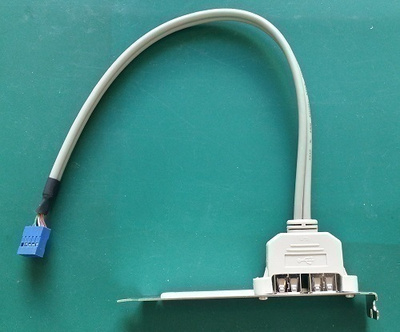 2x USB-A 2.0 -portti peitelevyllä