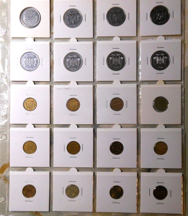 Ukraina. 5, 10, 25, 50 kopeekkoa, 1 grivna, 3 jetonia.