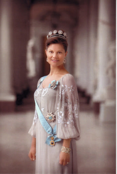 Victoria vaaleassa mekossa (isohko kortti)