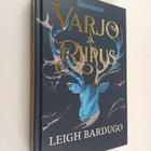 Leigh Bardugo : Varjo ja riipus - pikkukuva 1
