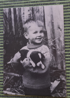 lapsikortti, pojalla koiranpentu, kulkenut 1988