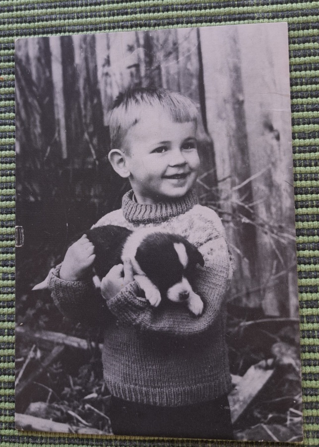 lapsikortti, pojalla koiranpentu, kulkenut 1988