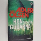 Jussi Adler-Olsen : Hon tackade gudarna - Thriller - pikkukuva 1