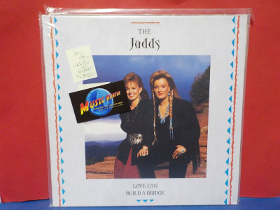 THE JUDDS - LOVE CAN BUILD A BRIDGE M-/M- LP
