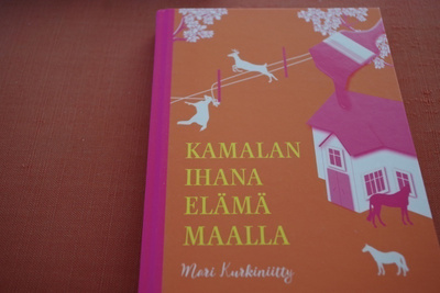 Mari Kurkiniitty: Kamalan ihana elämä maalla (2022)