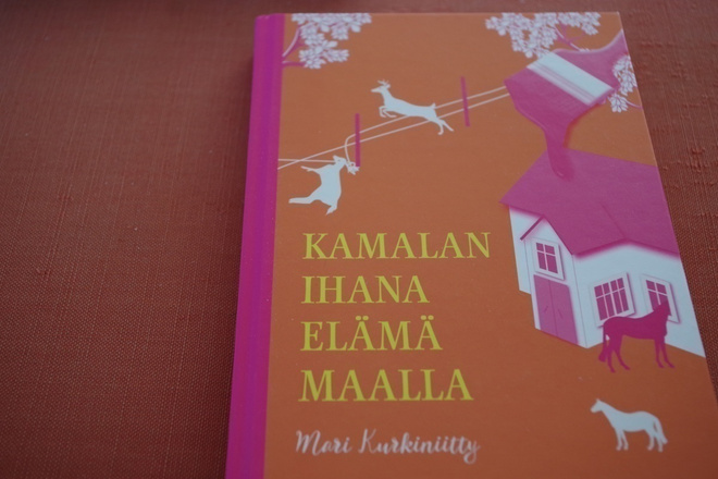 Mari Kurkiniitty: Kamalan ihana elämä maalla (2022)