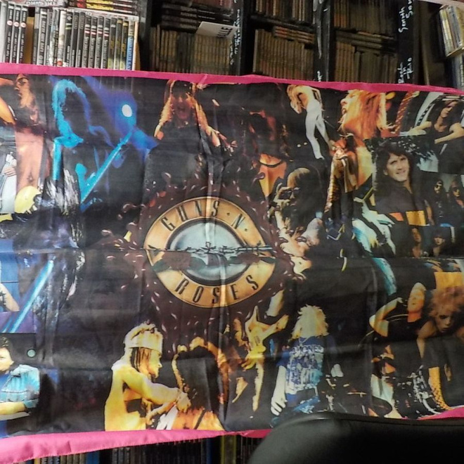 GUNS N ROSES MEGA KOKONEN  SEINÄLIPPU