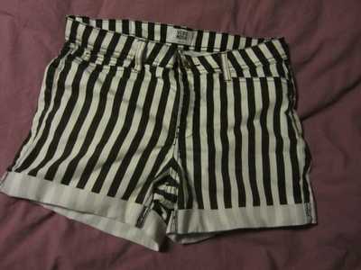 Vero Moda Shortsit koko 27 musta-valkoraitaiset