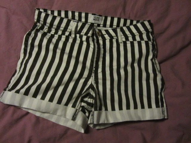 Vero Moda Shortsit koko 27 musta-valkoraitaiset