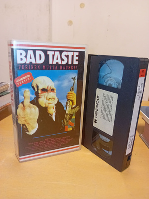 VHS Bad Taste ( LEIKKAAMATON VERSIO ) SIS POSTIKULU