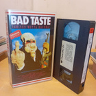 VHS Bad Taste ( LEIKKAAMATON VERSIO ) SIS POSTIKULU - pikkukuva 1