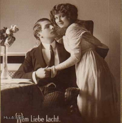 RAKKAUS / Nätti tyttö miehen hyväiltävänä. 1900-l.
