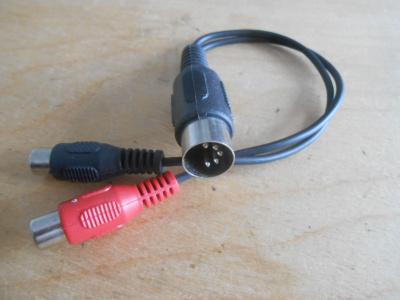 DIN–RCA-adapterikaapeli.