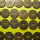 10 pennin reikärahat , 1943, -42 ja 41 - pikkukuva 2