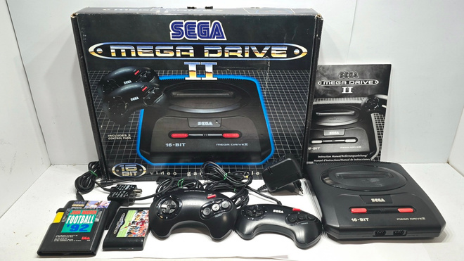 Sega Megadrive II konsoli laatikossaan + 3 peliä