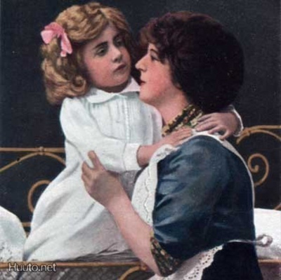 PROPAGANDA / Pikkutyttö käsi äitinsä kaulassa. 1910-l.