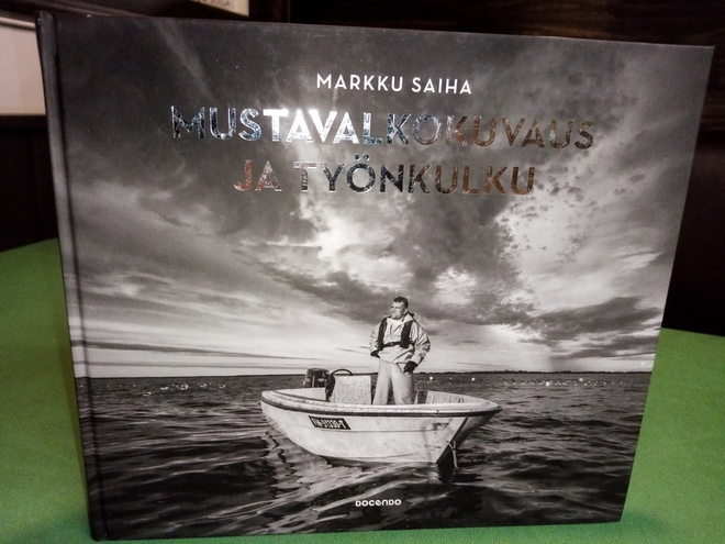 SAIHA : MUSTAVALKOKUVAUS JA TYÖNKULKU ( SIS POSTIKULU)