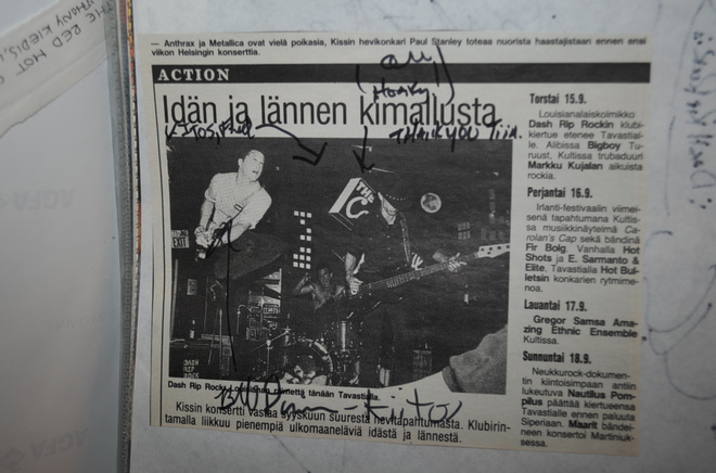 Dash Rip Rock nimikirjoitukset lehtikuvassa