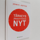 John P. Kotter : Tärkeys järjestykseen. Nyt - pikkukuva 1