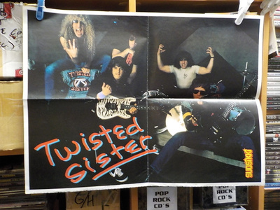 TWISTED SISTER SUOSIKKI - JULISTE 54 X 40 CM