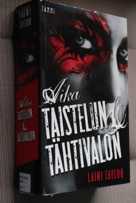 Laini Taylor : Aika taistelun & tähtivalon ( 1.p. 2012 k.po)