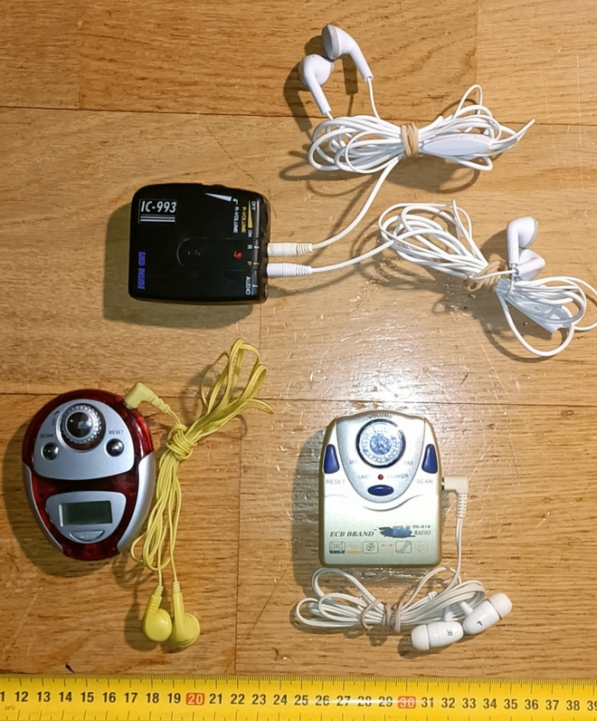 Kannettava Fm-Radio 3Kpl. & Nappikuulokkeet 4Kpl.